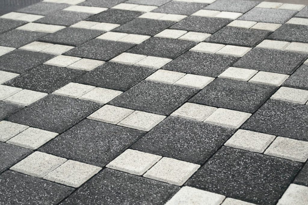 Фото декоративна чорно-біла бруківка від салону тротуарної плитки «Melius» у Вінниці